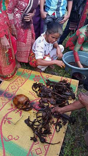 Batak-Zweitbestattung Gebeine ausgraben