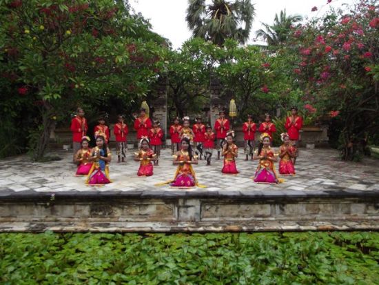 Kinder von Benih Kasih tanzen