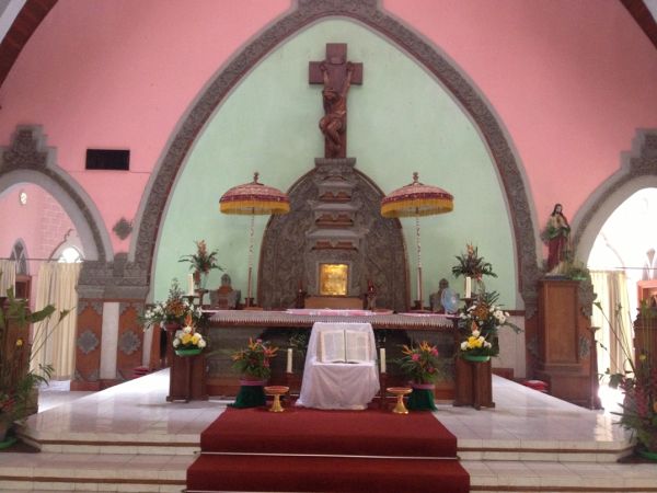 Kirche in Palasari mit Schirmen