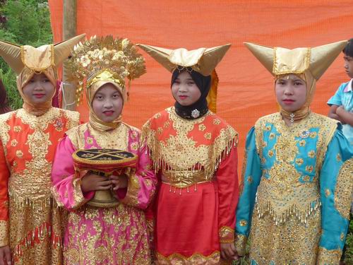Pacu Jawi Auftakt mit Minangkabau-Mädchen