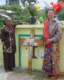 Kreuz vor Grab Kreuz vor Grab