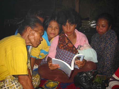 Familie mit Sidihoni-Buch
