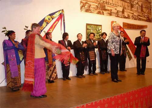 Ulos schenken mit Tanz