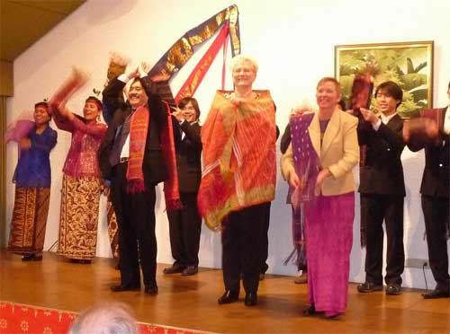 Buergermeisterin mit Tuch-Ulos