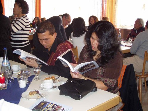 Studenten mit Sidihoni Buch