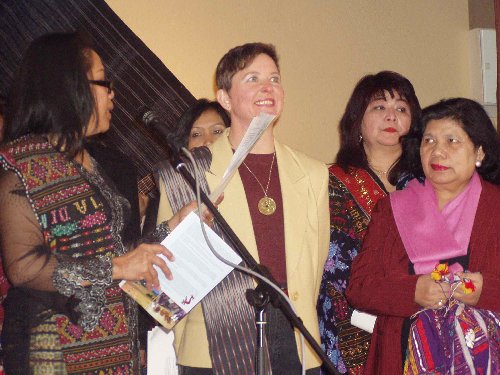 Bertha Sidabutar hält Ansprache