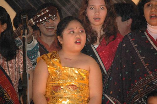 Raharjos Tochter singt
