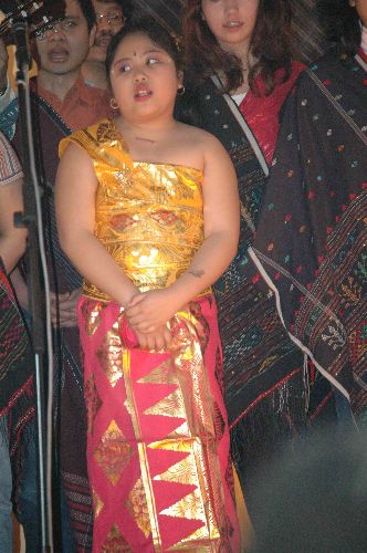 Balinesin singt