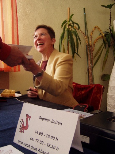 Christine Schreiber signiert ihre Bücher, Foto: die karlisch