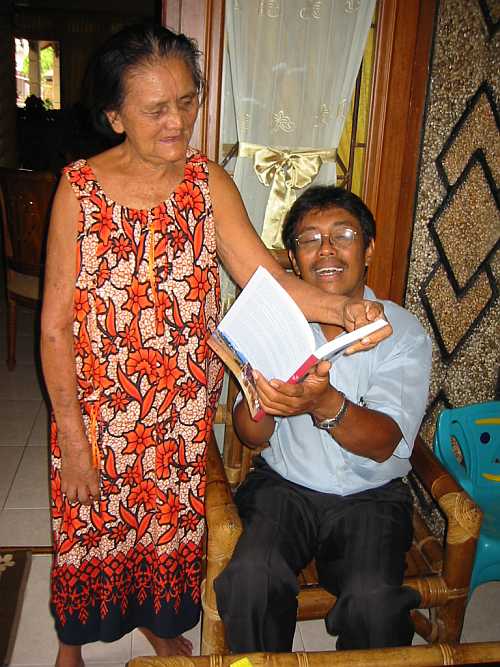 Olop mit Mutter Olop Sidabutars Mutter