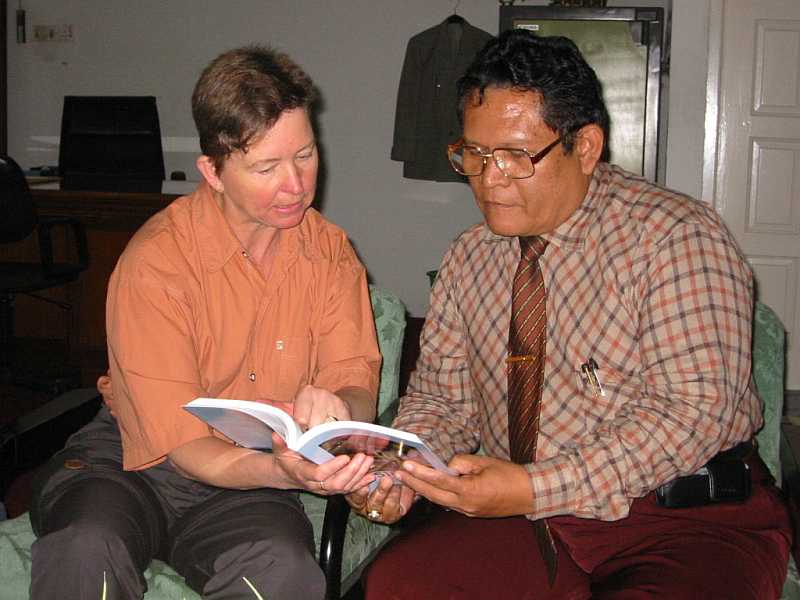 Der Direktor Dr. Parsaribu