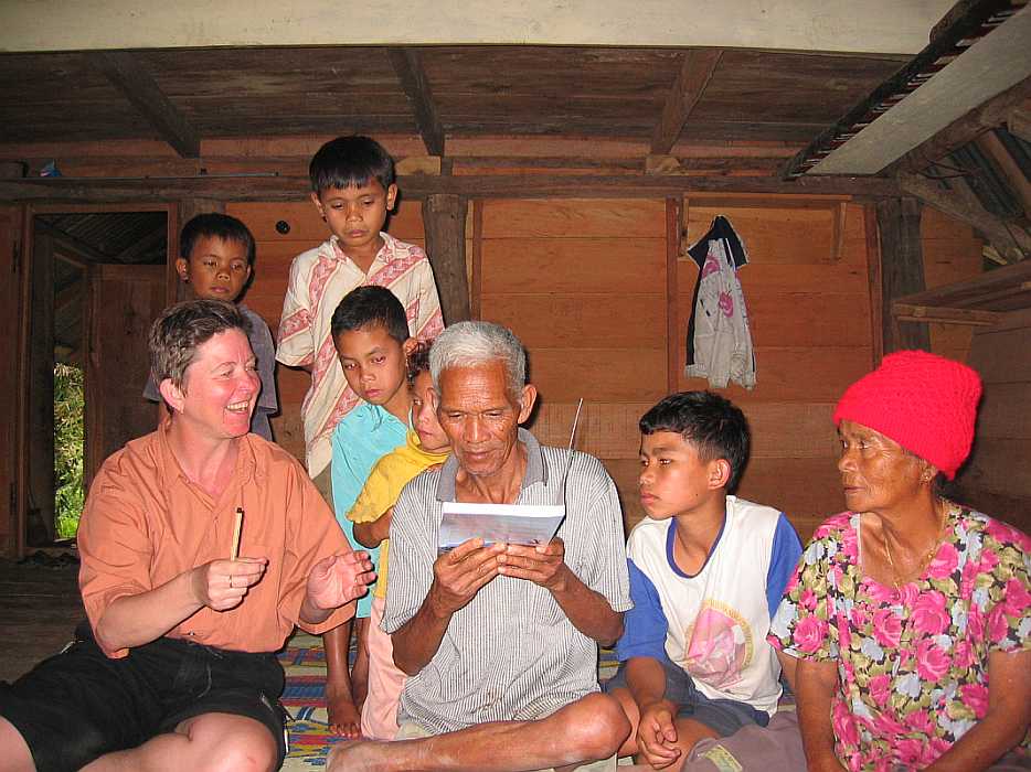 Vater Simalango in Sidihoni Vater Simalango mit Sidihoni-Buch