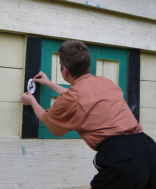 Adat-Haus Sidihoni Adathaus mit Label