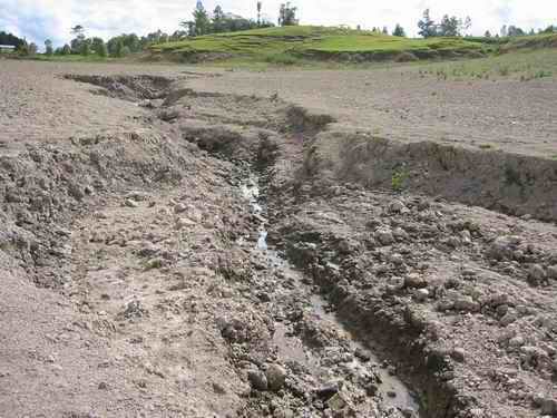 Rinne im Ufer Tiefe Rinne im Steinufer