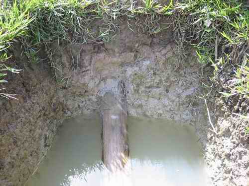Erdloch mit Wasser in Sidihoni Erdloch mit Wasser in Sidihoni