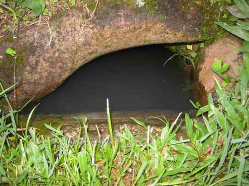 Quelle in Sidihoni Drei Quellsteine Sumur Danau Sidihoni