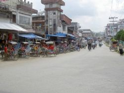 Hauptstraße vor dem Kino in Gunung Sitoli